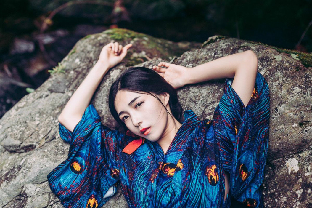 林間溪水靈氣女子頭像，唯美古風頭像真人