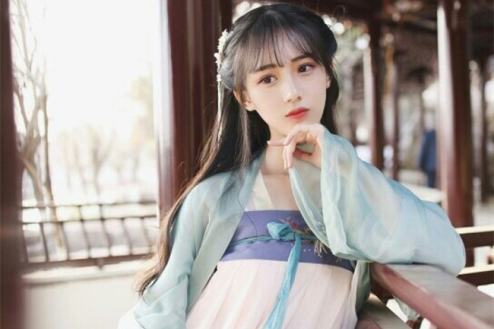 粉妝玉琢的女子古風(fēng)頭像，匠心啟航閱讀女生頭像