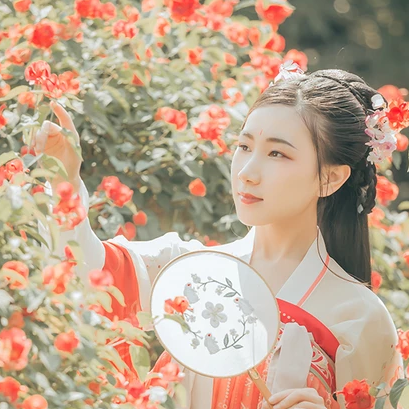 花開(kāi)帶團(tuán)扇女生頭像，唯美古風(fēng)真人頭像
