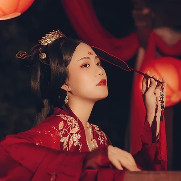 紅衣帶團扇女生頭像，唯美古風真人頭像