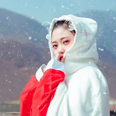 雪花飄落白披風(fēng)女生頭像，唯美古風(fēng)真人頭像